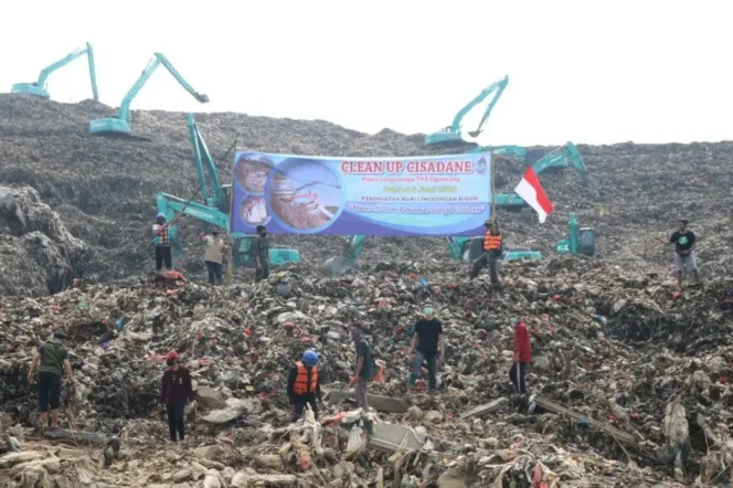 
 Koalisi Aktivis lingkungan Hidup Tangerang (Kalung) saat menggelar Aksi Clean Up Cisadane Usai Longsornya TPA Cipeucang, Jum'at (05/06/2020). Foto: Banksasuci 